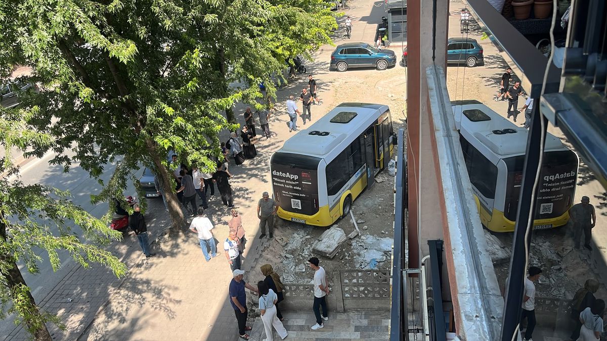 Kaldırıma çıkıp iş yerine çarpan minibüs, boş arsaya girdi