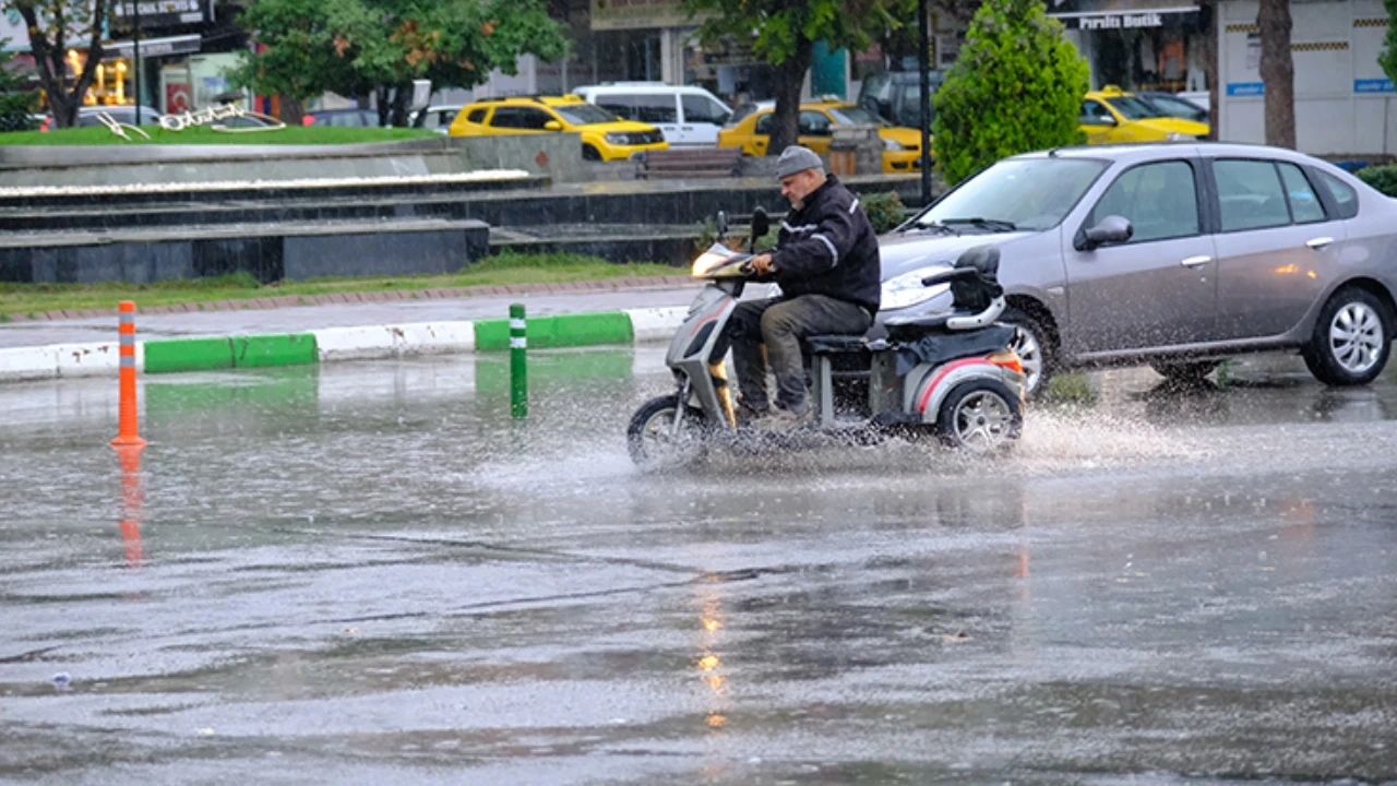 Aniden bastırdı: Kırklareli'nde gök gürültülü sağanak etkili oluyor