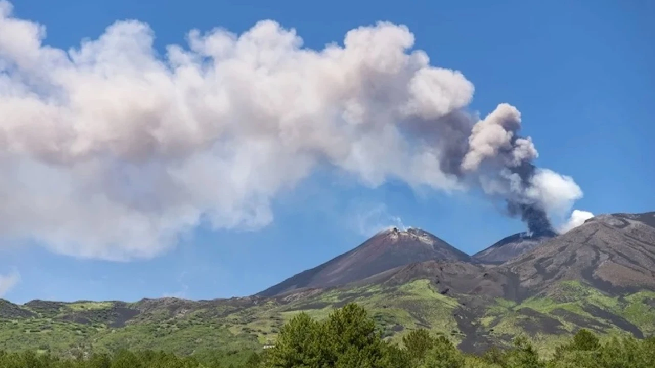 Avrupa alarmda! Etna Yanardağı kül püskürttü uçuşlar sınırlı