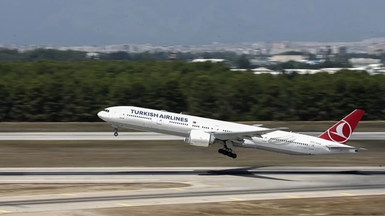 Antalya Havalimanı'nda THY uçağının kanadı radar direğine çarptı