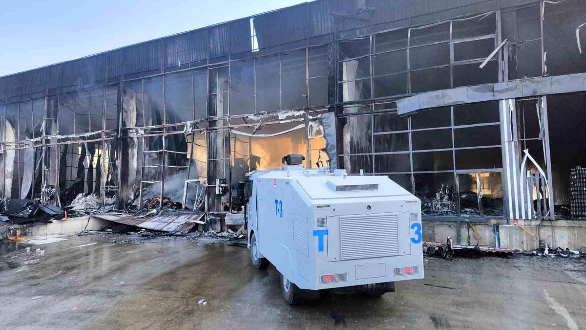 Market deposunda çıkan yangın geceyi aydınlattı, geriye demir yığınları kaldı