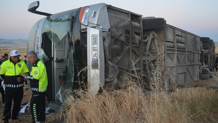 Amasya'da feci kaza! Yolcu otobüsü devrildi: 2'si ağır 46 yaralı
