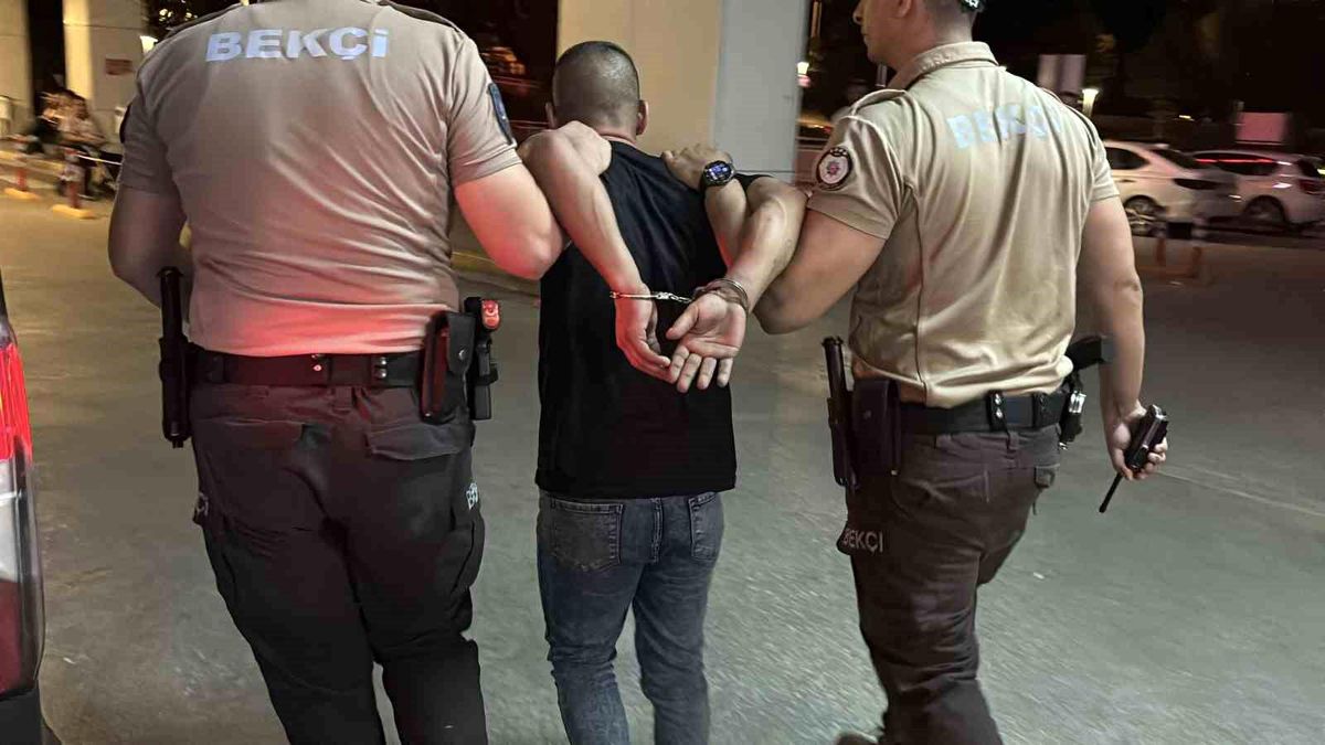 Edirne'de 24 düzensiz göçmen ile göçmen kaçakçılığı şüphelisi yakalandı