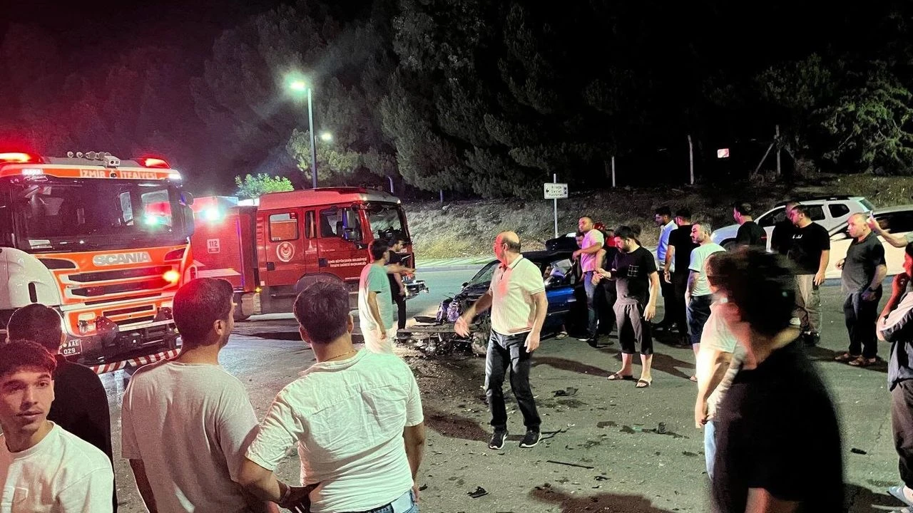 İzmir'de feci kaza: Servis otobüsü ile otomobil çarpıştı