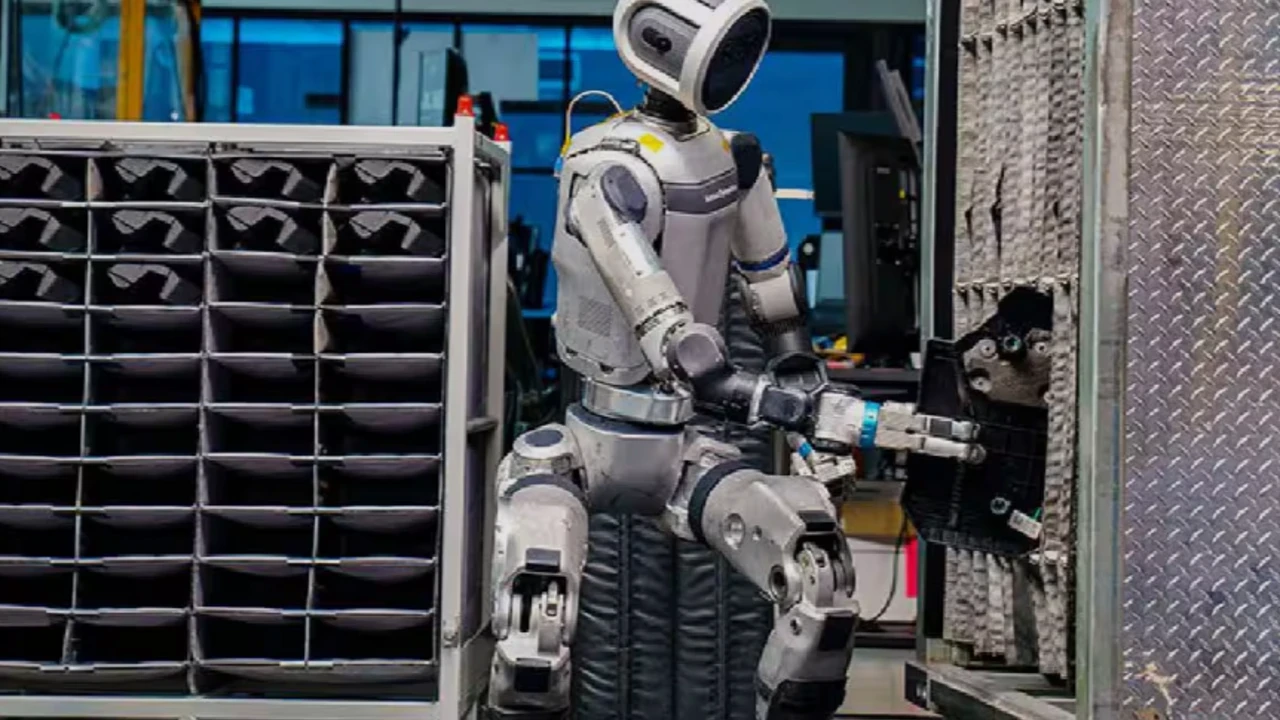 Güney Kore'de Hyundai işçileri, fabrikaya getirilen robotların işlerini ellerinden alacağı endişesiyle greve başladı