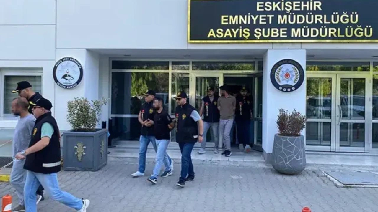 1 polis ile 6 kişinin yaralandığı taşlı sopalı kavgada karar çıktı: 5 tutuklama