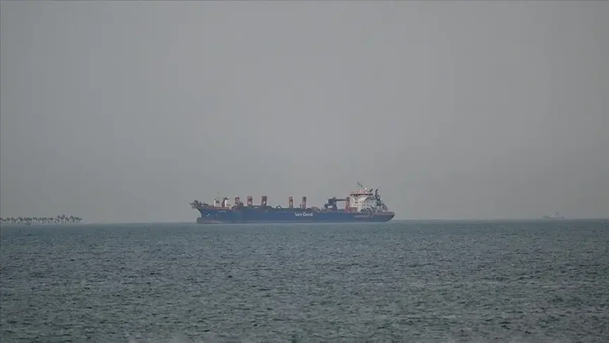 Hürmüz Boğazı'nda gerilim deniz trafiğini vurdu: Ticari gemi geçişleri sert düştü