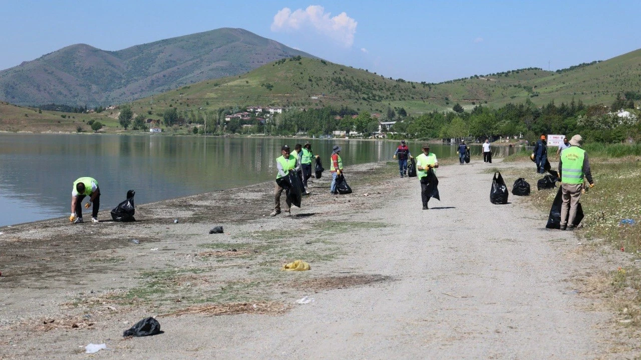 Elazığ'daki Hazar Gölü'nde dev temizlik: Kıyı şeridinden 12 ton atık toplandı