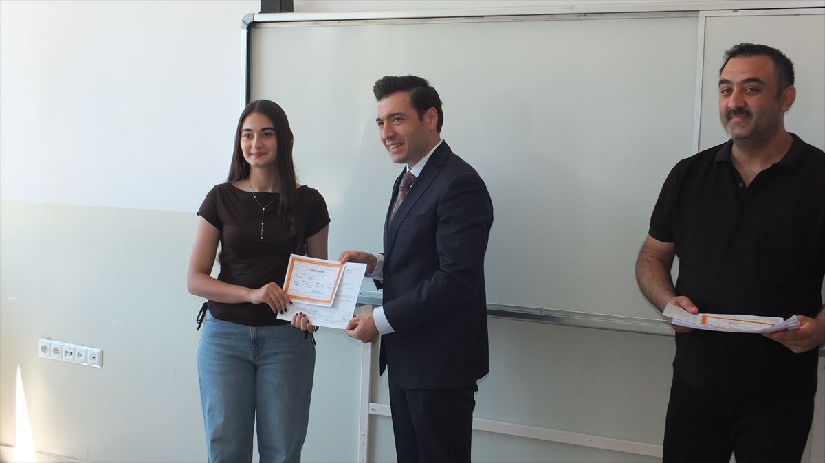 Keban'da öğrenciler karne alarak tatile girdi
