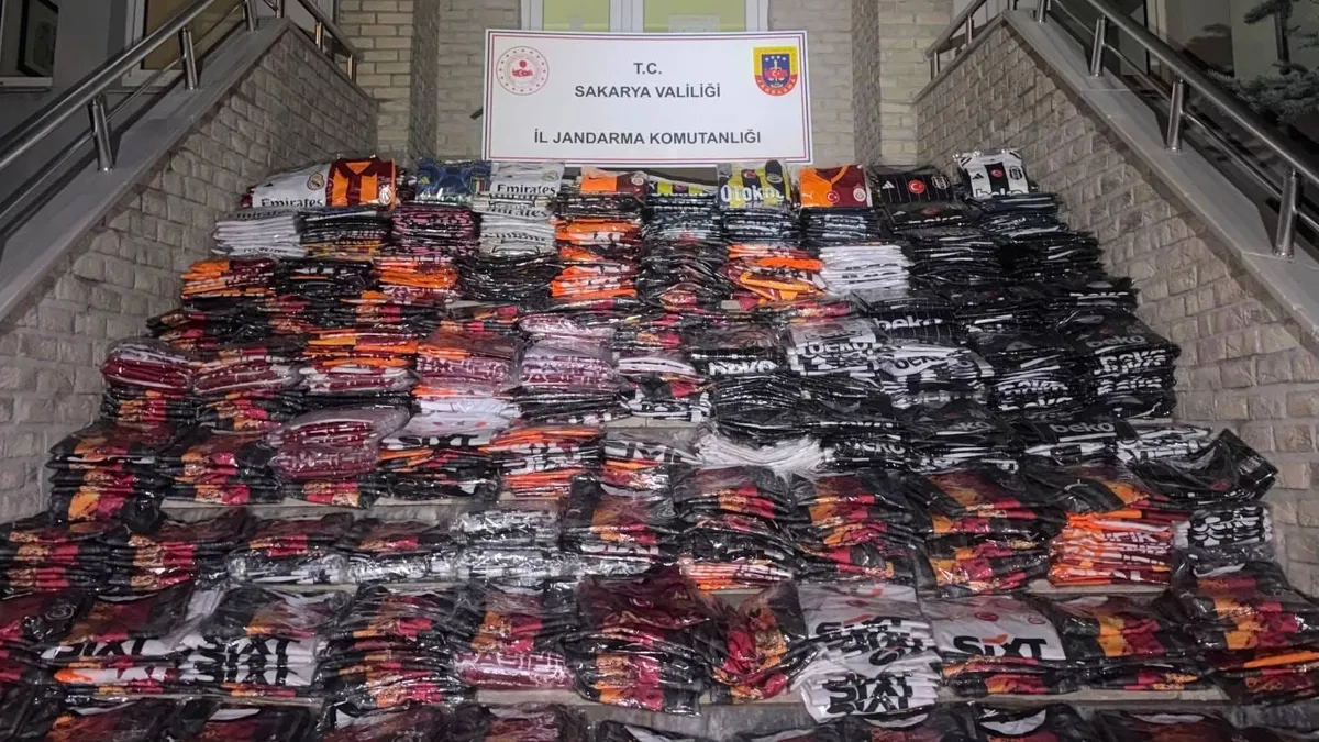 Jandarmadan kaçakçılara darbe! 10 milyon liralık kaçak ürün! Binlerce sahte forma ve ayakkabı ele geçirildi