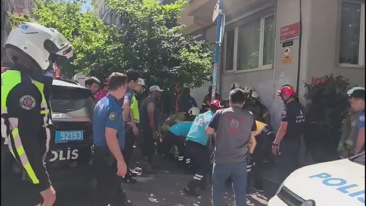Kadıköy'de Kentsel Dönüşüme Giren Binada Göçük: İki İşçi Yaralandı