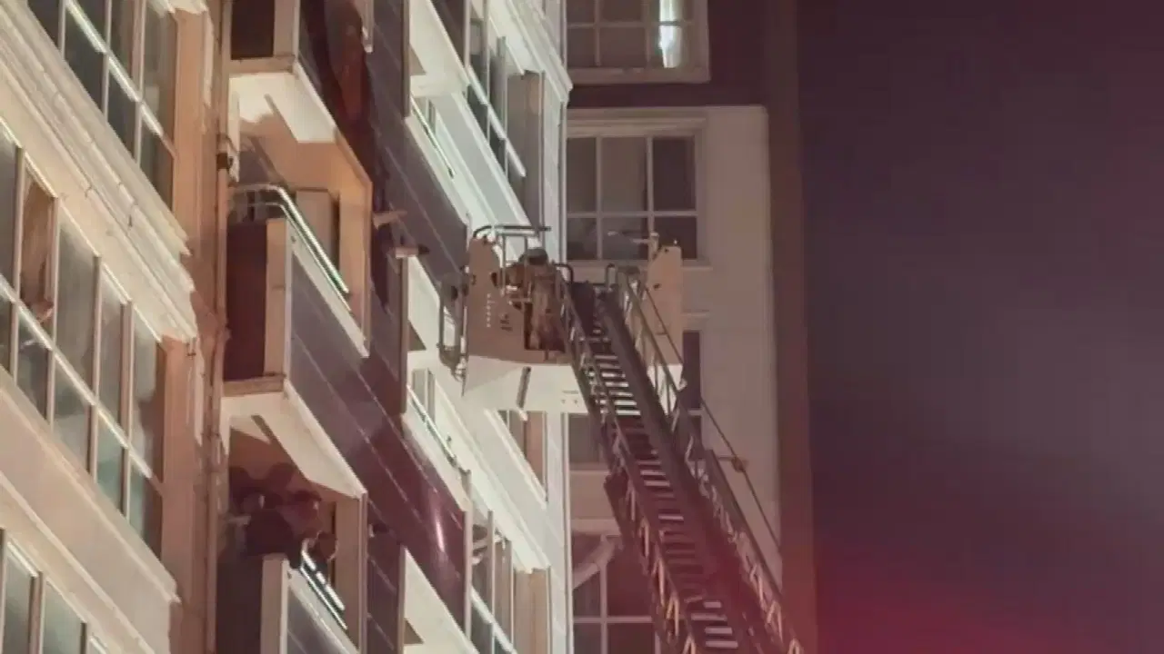 14 katlı binada yangın paniği: Mahsur kalan 13 kişi kurtarıldı
