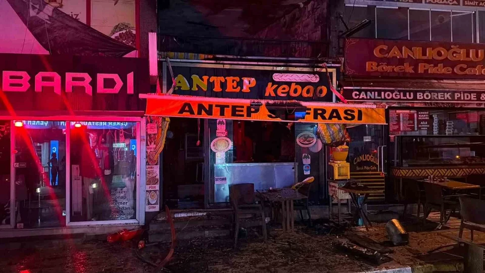 Küçükçekmece’de restoranın bacasında çıkan yangın 5 katlı binaya sıçradı