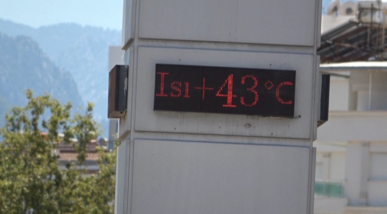 Termometrelerin 43 dereceyi gördüğü kentte denize akın ettiler