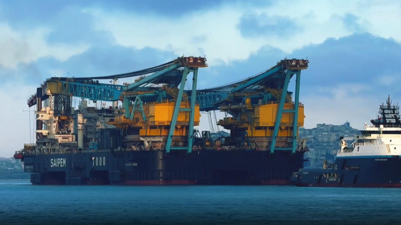 Dev vinç gemisi İstanbul Boğazı'nda