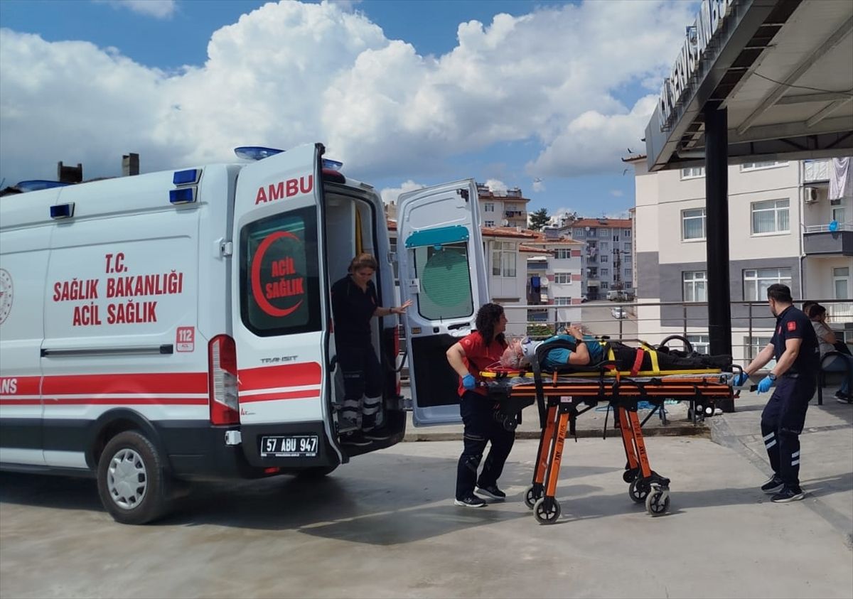 Boyabat'ta otomobilin çarptığı akülü engelli aracındaki kişi yaralandı