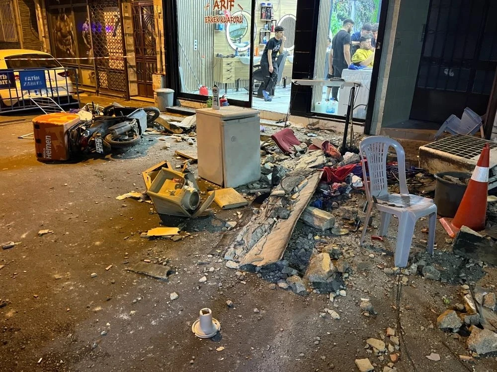 Fatih'te 4 katlı binanın çatısı kısmen çöktü