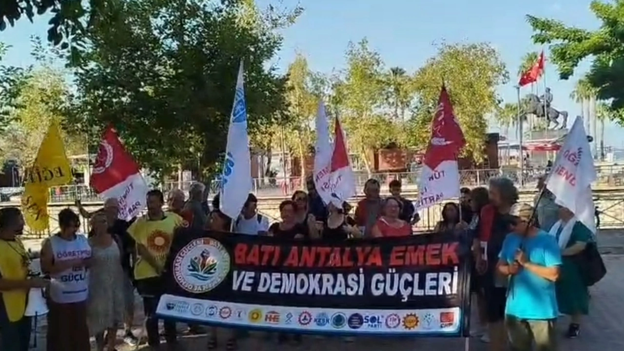 Mülakat mağduru ve özel sektör öğretmenlerine yönelik polis müdahalesine Finike'den tepki