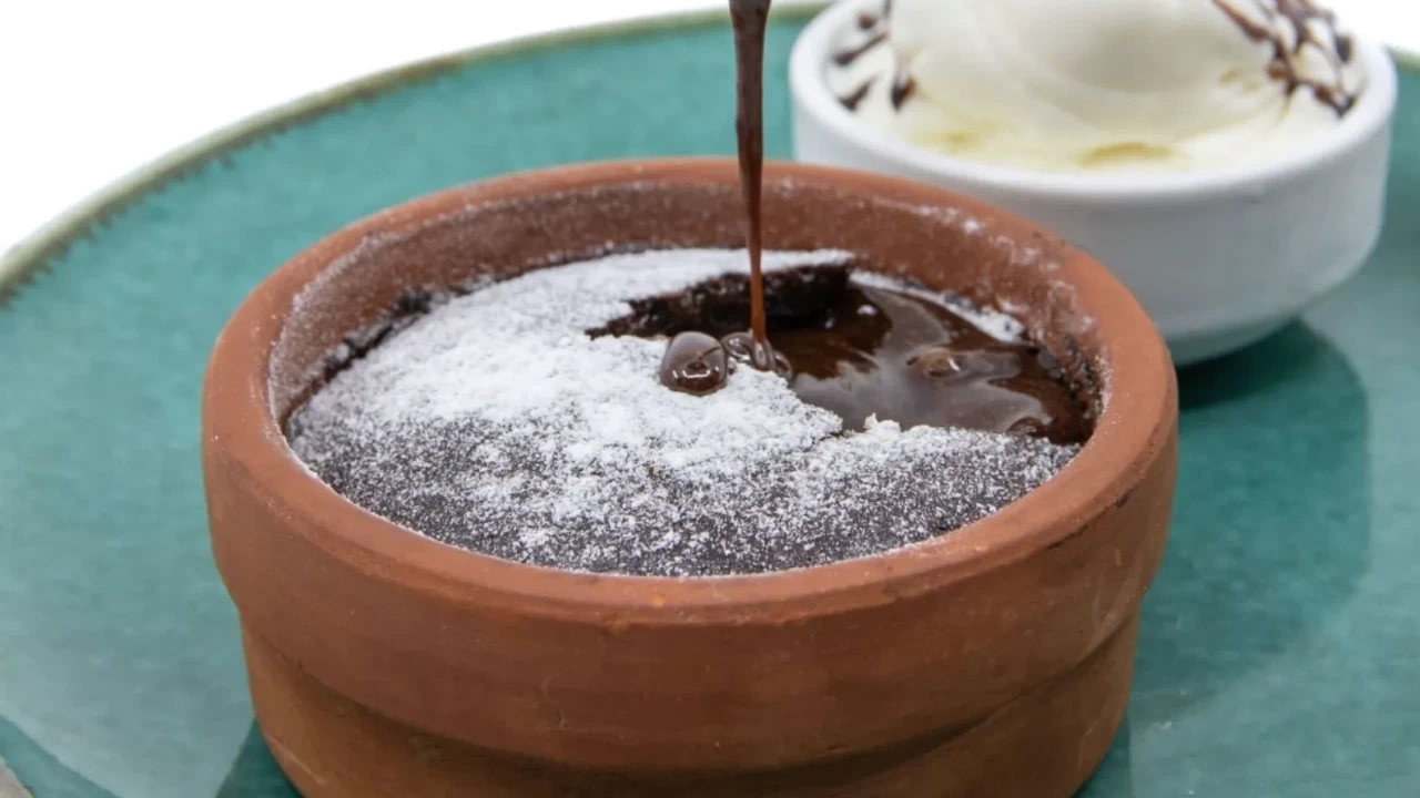 Tencerede 10 dakikada çikolatalı sufle tarifi: Püf noktasıyla akışkan lezzet!