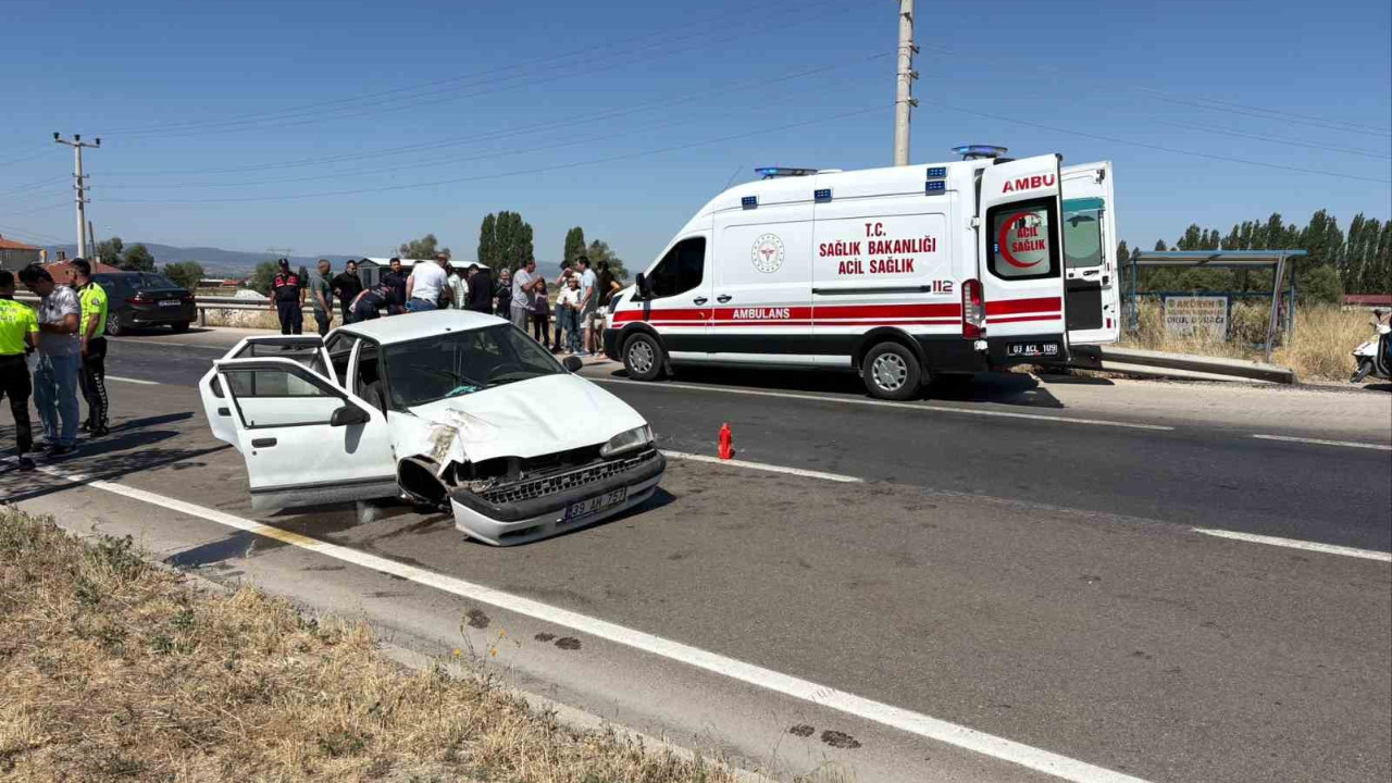 Afyonkarahisar'da otomobil bariyerlere çarptı: 6 yaralı