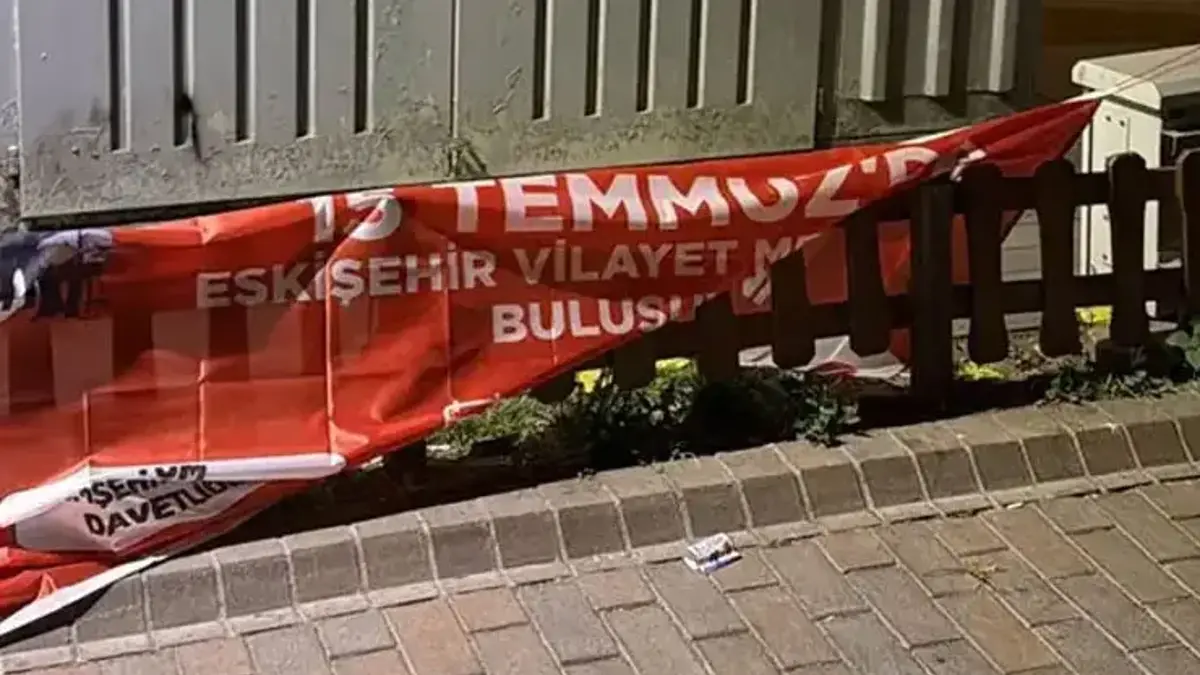 Eskişehir'de '15 Temmuz afişleri indirildi' iddiası! 'Hazımsızlığı anlamış değiliz'