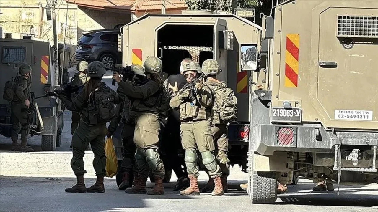 İsrail askerleri Batı Şeria'da bir beldeyi kuşattı: 40'tan fazla Filistinli gözaltında