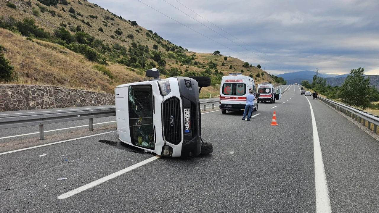 Erzincan'da yolcu minibüsü devrildi: Çok sayıda yaralı var