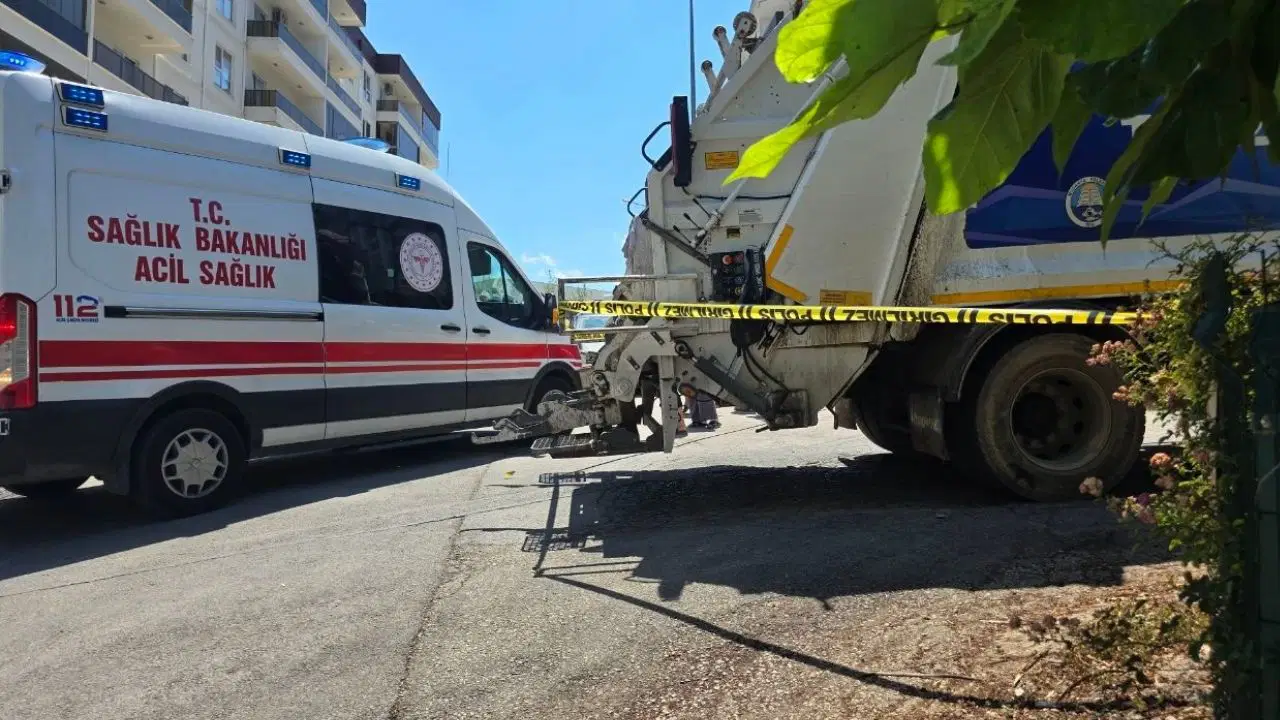 Çöp kamyonunun altında kaldı, hayatını kaybetti