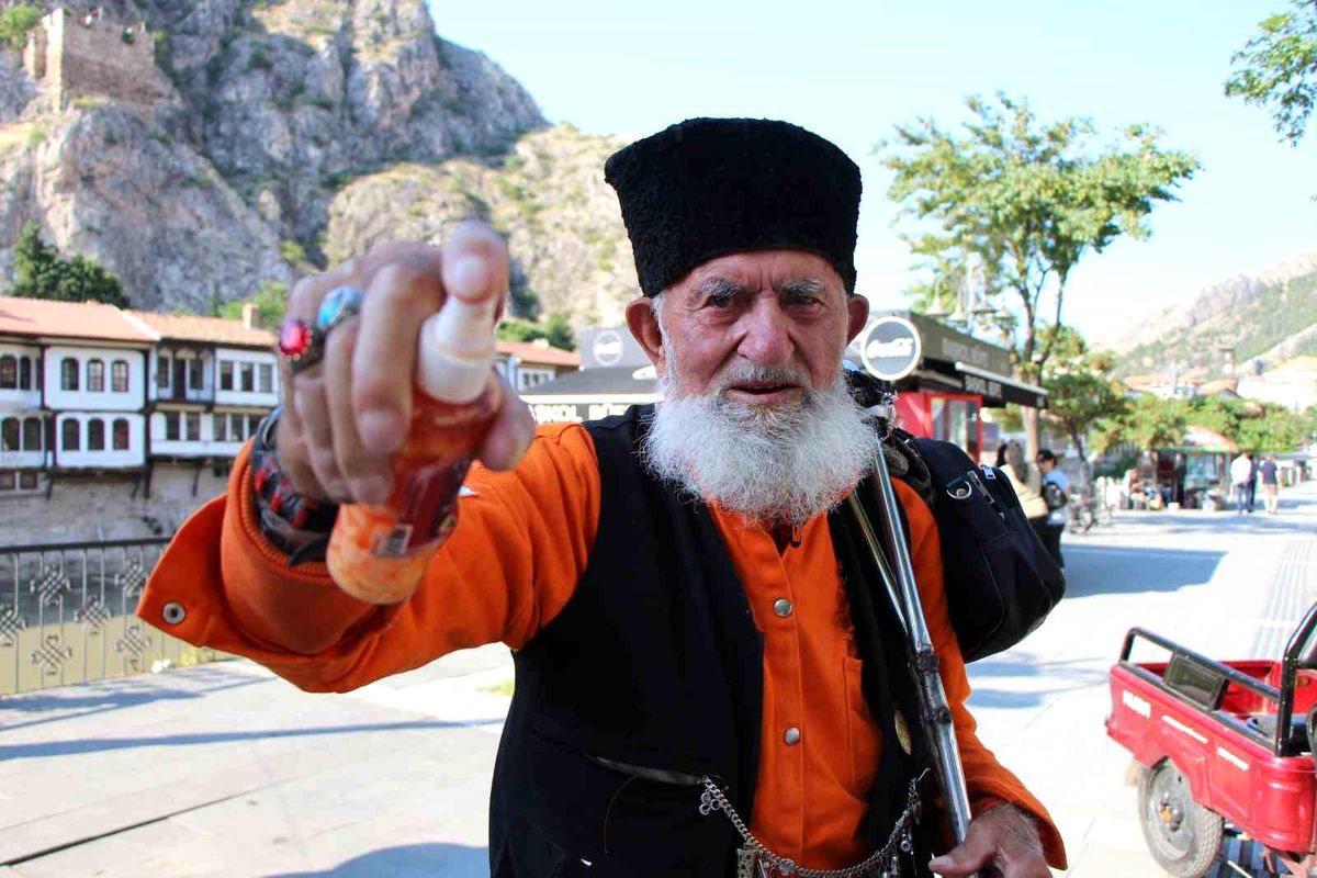 Kalpaklı asırlık çınar Amasya'nın son esansçısı