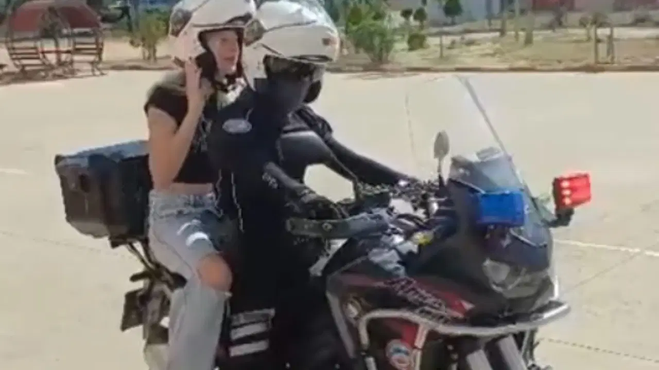 Kimliğini unutan ve yanlış okula gelen öğrencileri, motosikletli polisler sınava yetiştirdi
