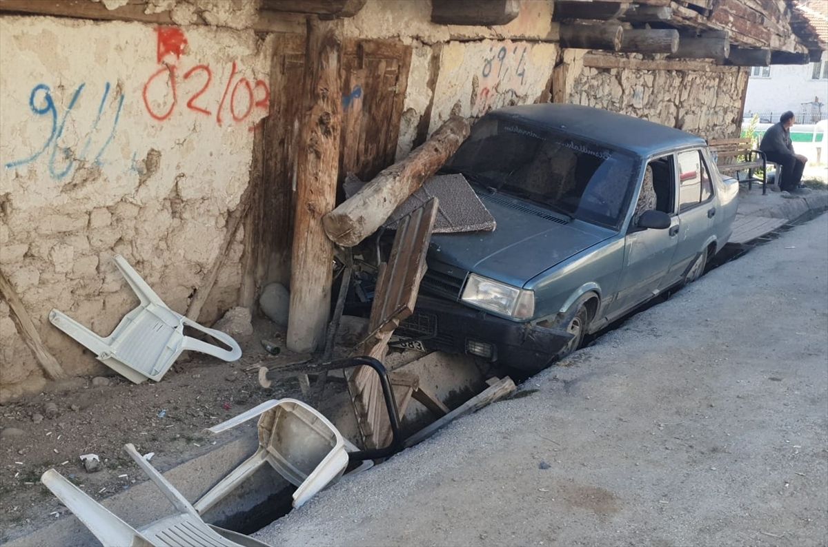 Uşak'ta bankta oturan 2 kişi otomobilin çarpması sonucu yaralandı
