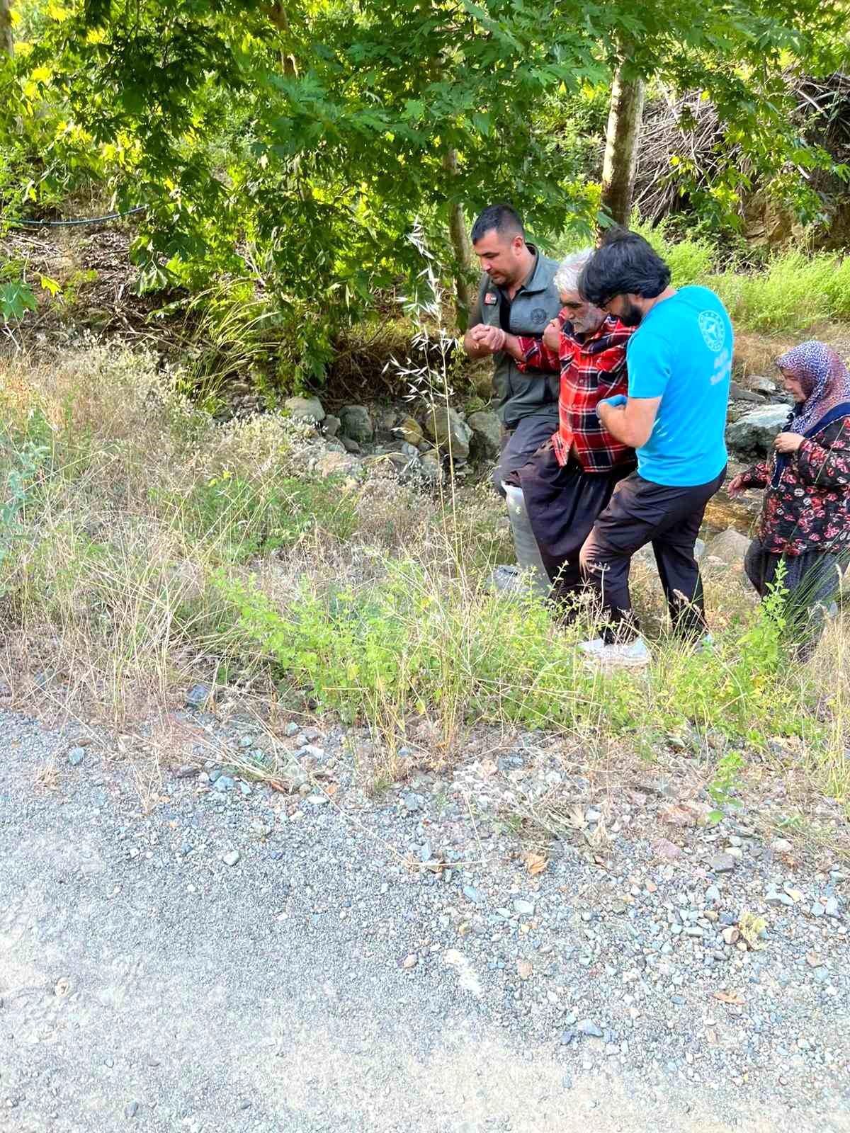 Kozan'da kayalıklardan düşen şahsı orman ekipleri kurtardı