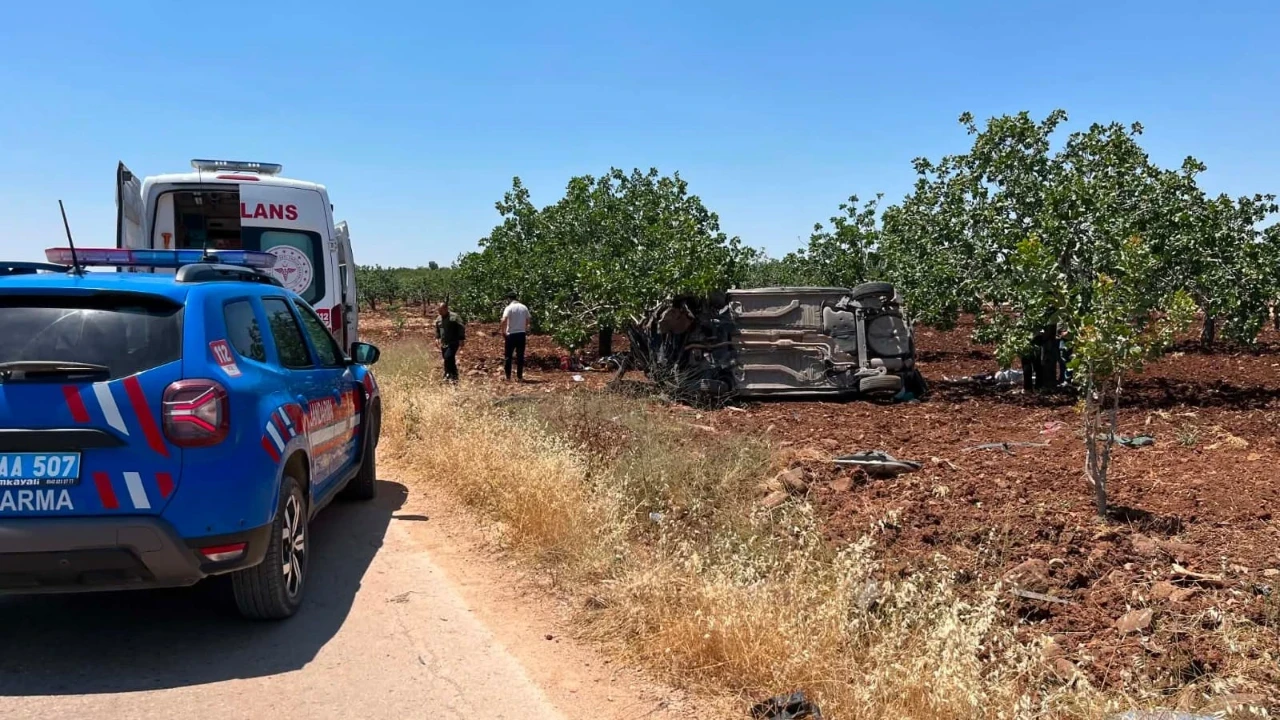 Kontrolden çıkan araç yoldan çıkarak takla attı: 3 yaralı