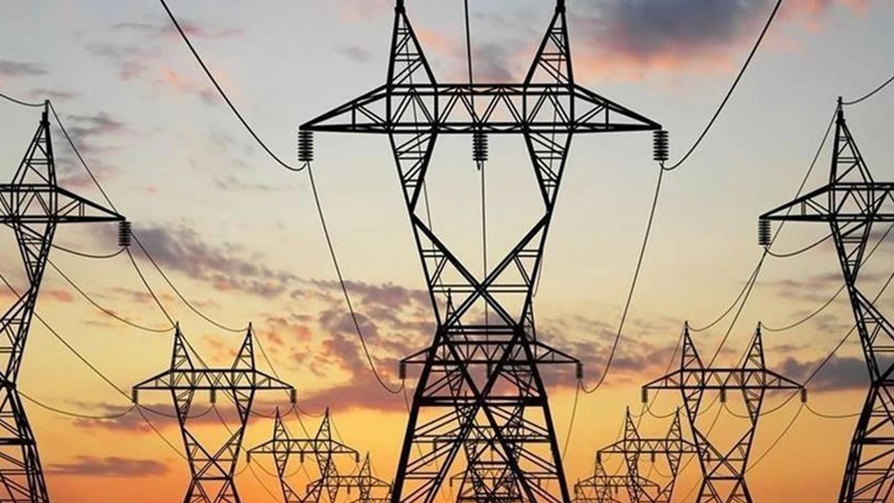 Elektrikte üretim tüketimi aştı: Zirve saatler ve kaynak dağılımı dikkat çekti