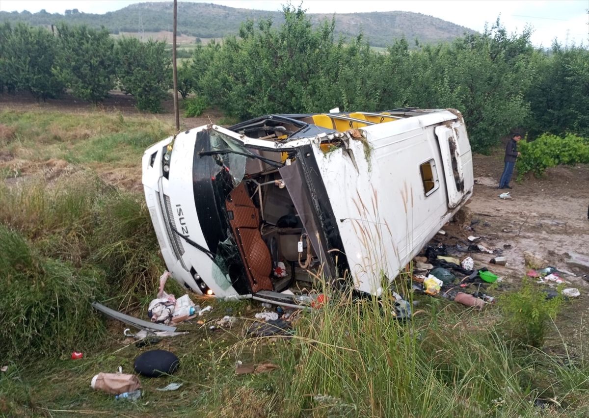 Isparta'da tur otobüsünün devrildiği kazada 5 kişi öldü, 25 kişi yaralandı
