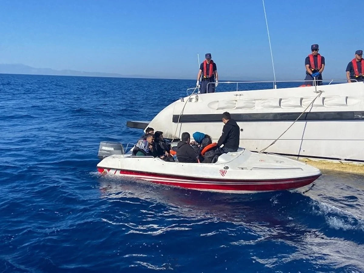 İzmir'de 19 düzensiz göçmen yakalandı, 11 göçmen kurtarıldı