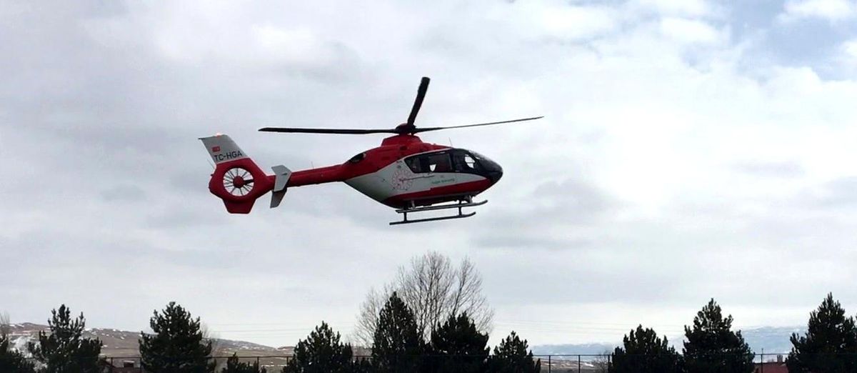 Nefes darlığı yaşayan hasta ambulans helikopterle Erzincan'a sevk edildi