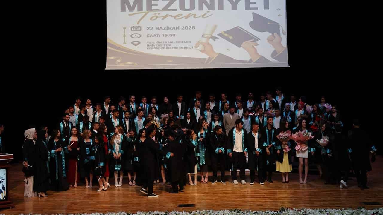 Geleceğin spor eğitimcileri diplomalarını aldı! Niğde Ömer Halisdemir Üniversitesi'nde mezuniyet gururu!