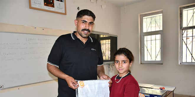 Köy okulunun tek öğrencisi mezuniyet sevinci yaşadı