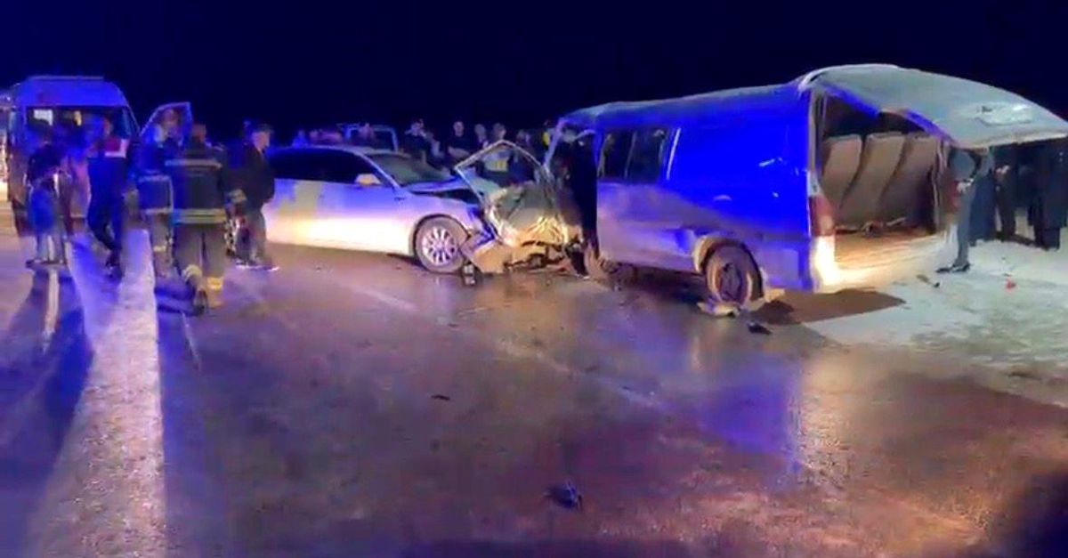 Gaziantep'te 2 araç kafa kafaya çarpıştı: 1 ölü, 12 yaralı