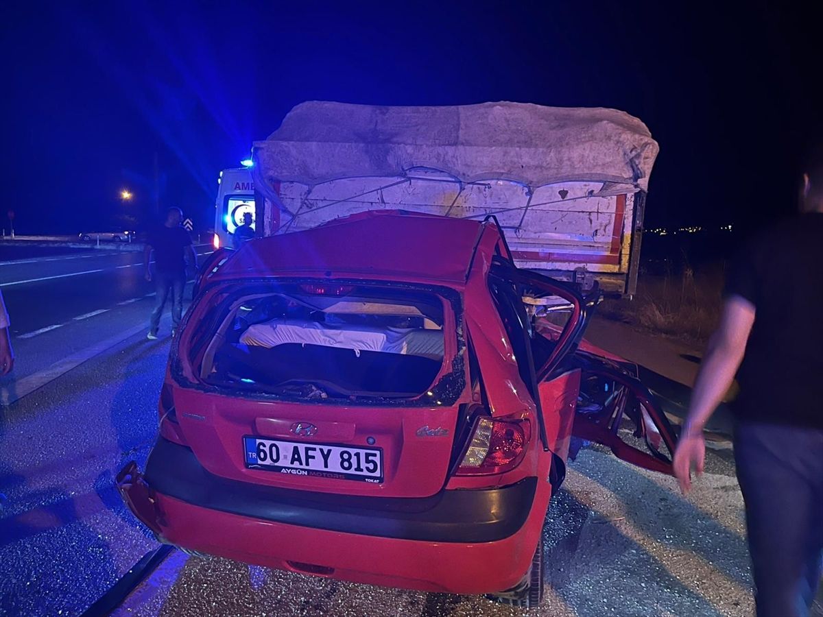 Tokat'ta otomobilin tıra çarptığı kazada 1 kişi öldü