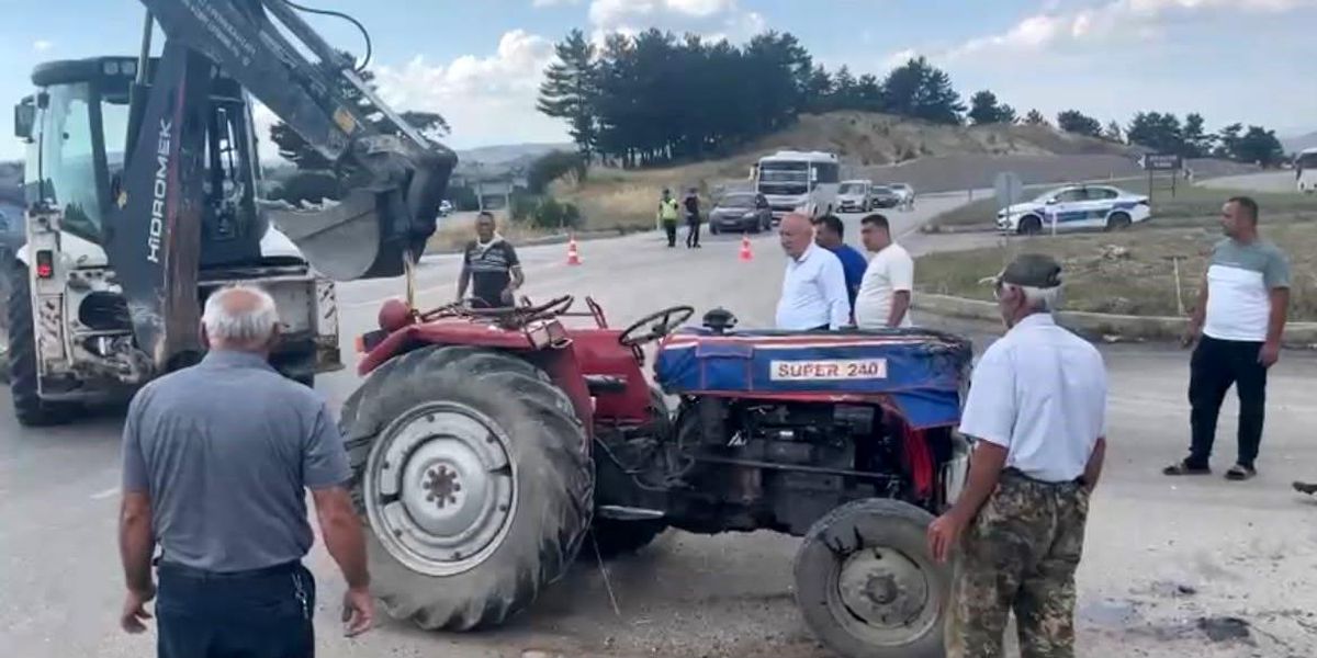 Tavşanlı'da otomobil ile traktör çarpıştı: 3 yaralı