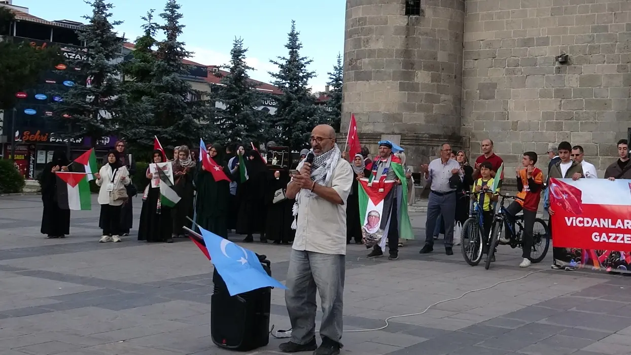 Vicdan yürüyüşü devam ediyor! Erzurum'da Gazze için tek yürek oldular