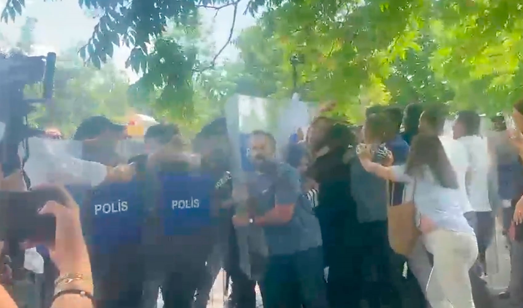 Açlık grevindeki öğretmenler ters kelepçeyle gözaltına alındı