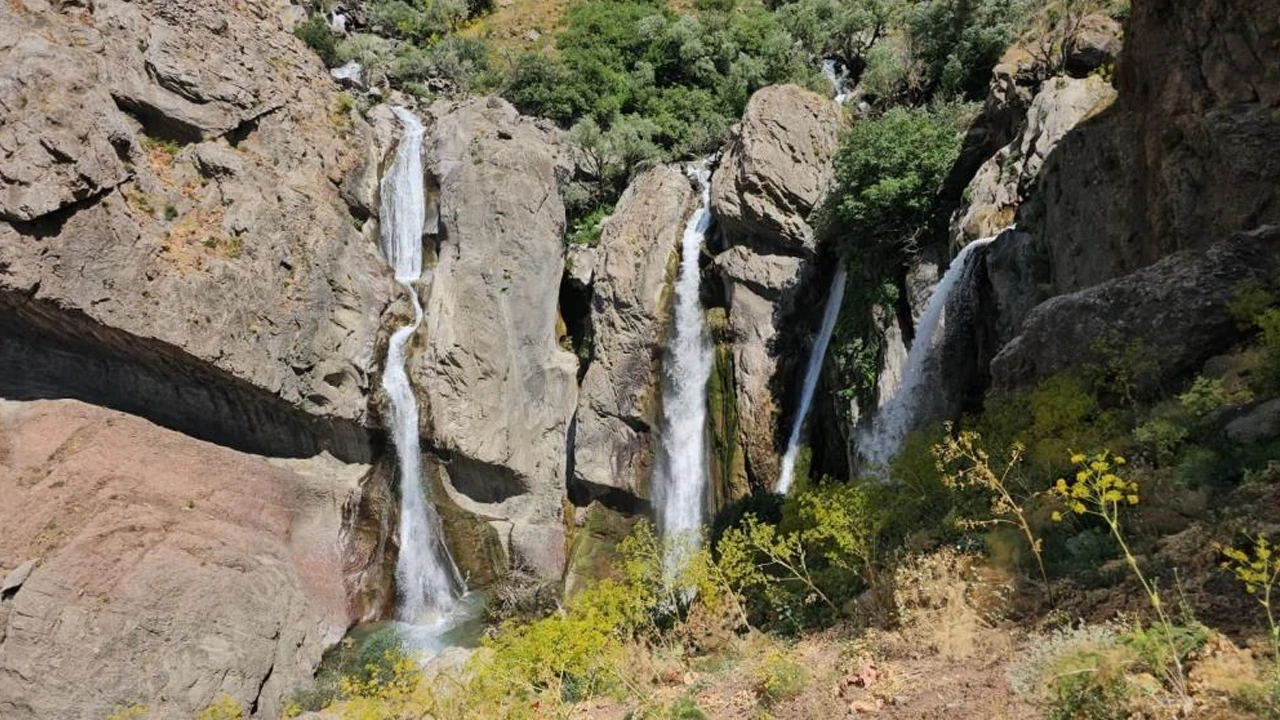 Hakkari'de saklı doğa harikası: Marînüs Şelalesi ziyaretçi akınına uğruyor