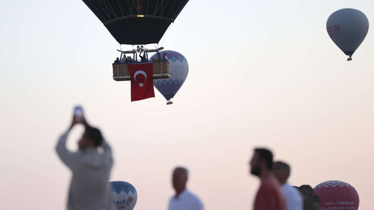 Kapadokya'da sıcak hava balonları 15 Temmuz dolayısıyla Türk bayrakları ve afişlerle uçtu