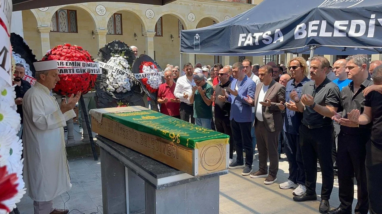 Soner Arıca’nın acı günü! Annesini son yolculuğuna uğurladı, tabut başındaki hali yürek burktu
