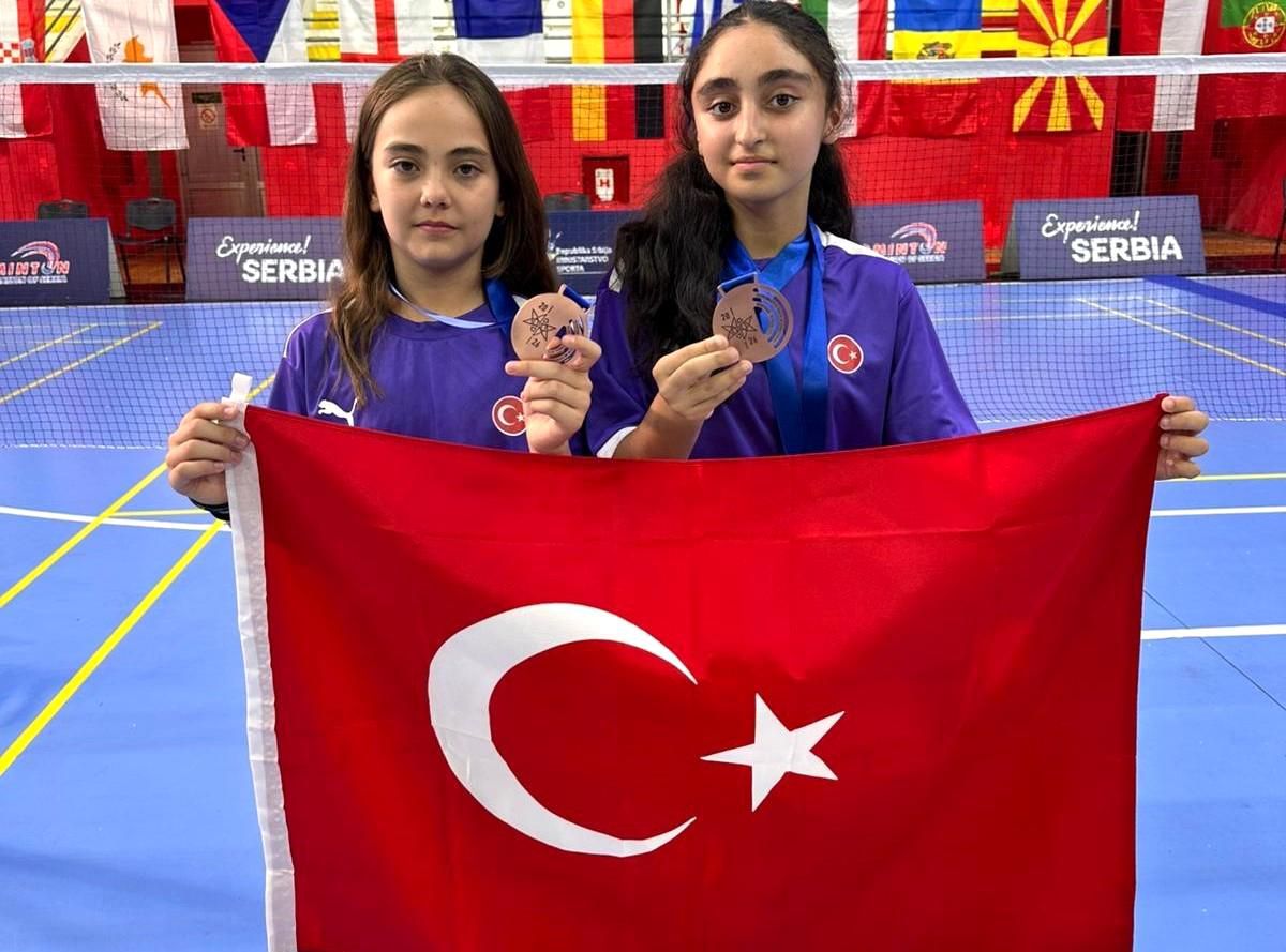Manisalı badmintonculardan Sırbistan'da madalyalı başarı