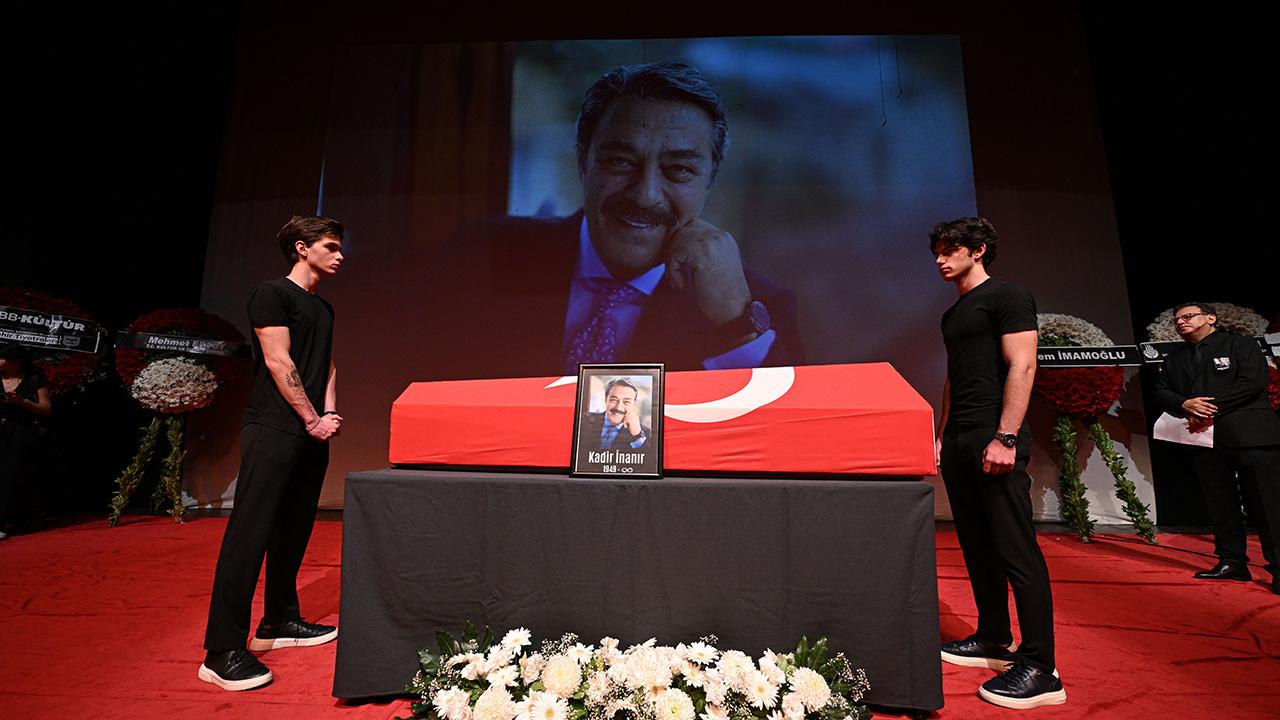 Usta oyuncu Kadir İnanır, son yolculuğuna uğurlanıyor