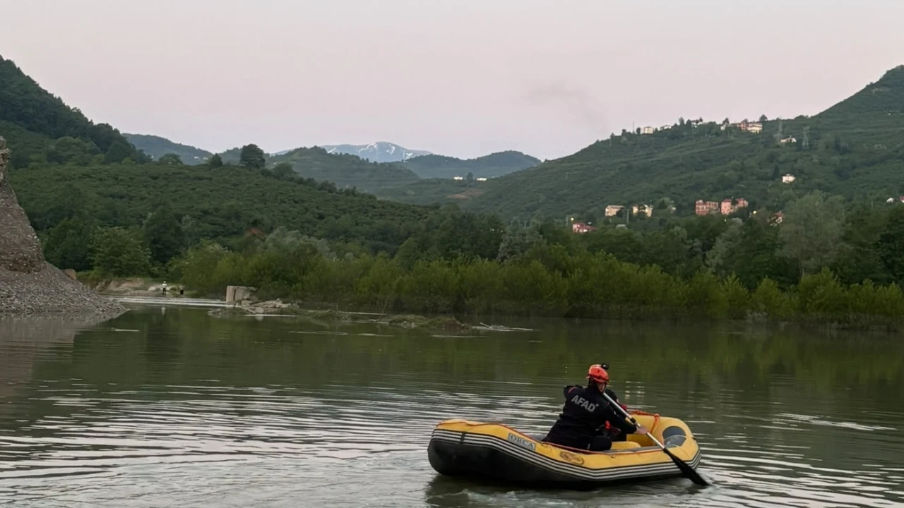 Çayda mahsur kalan çifti AFAD kurtardı